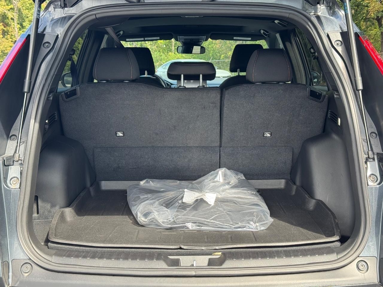 Honda CR-V Hybrid Vehicle Full-screen Gallery Image 04