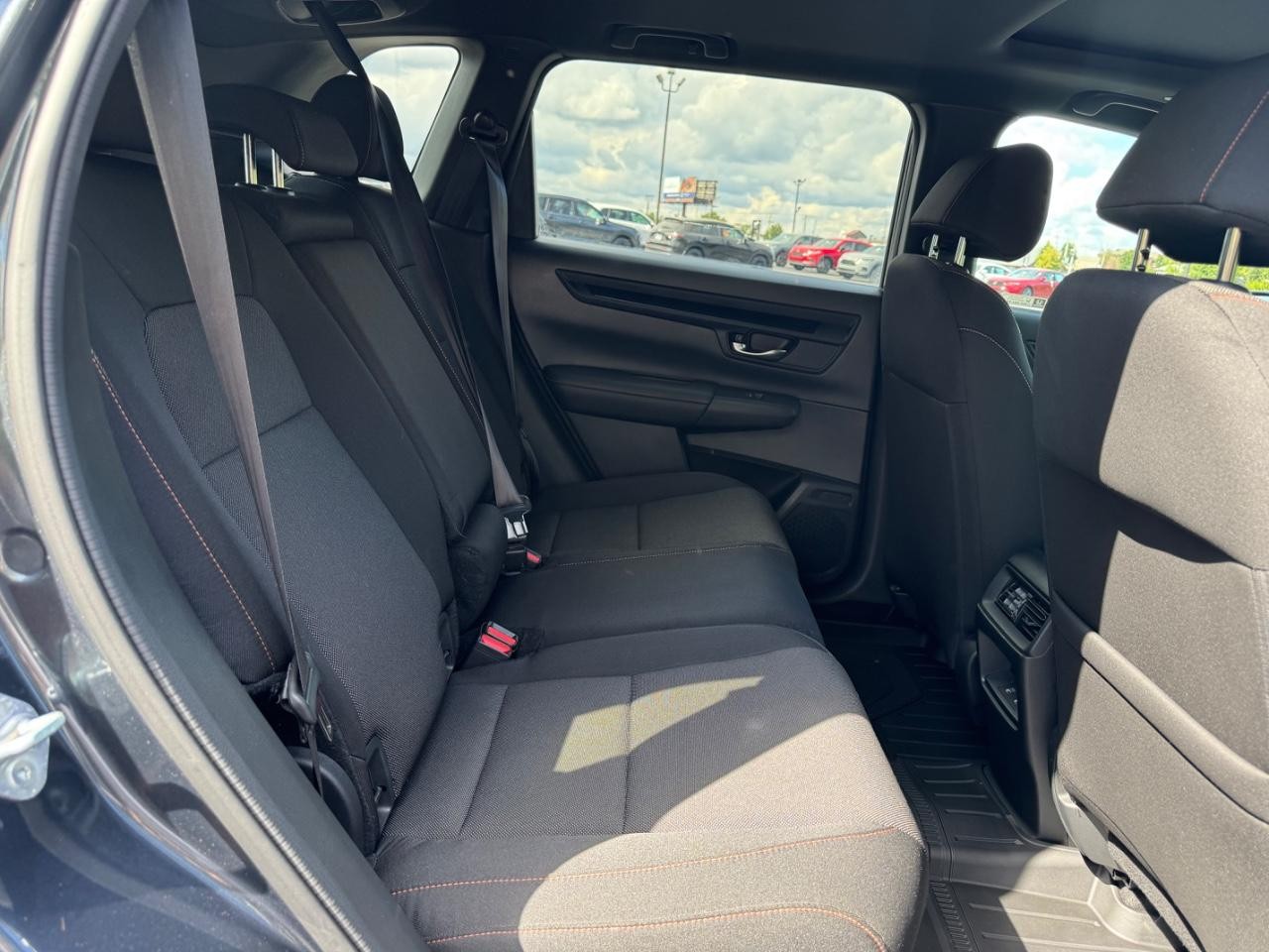 Honda CR-V Hybrid Vehicle Full-screen Gallery Image 10