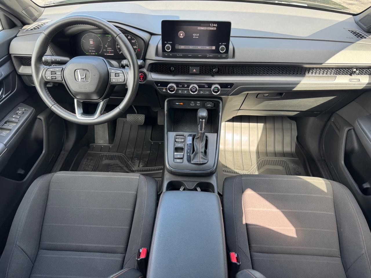 Honda CR-V Hybrid Vehicle Full-screen Gallery Image 11