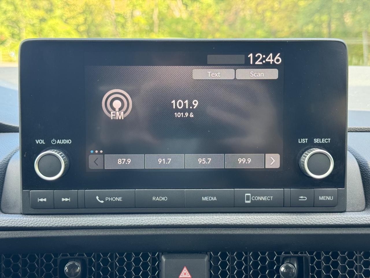 Honda CR-V Hybrid Vehicle Full-screen Gallery Image 13