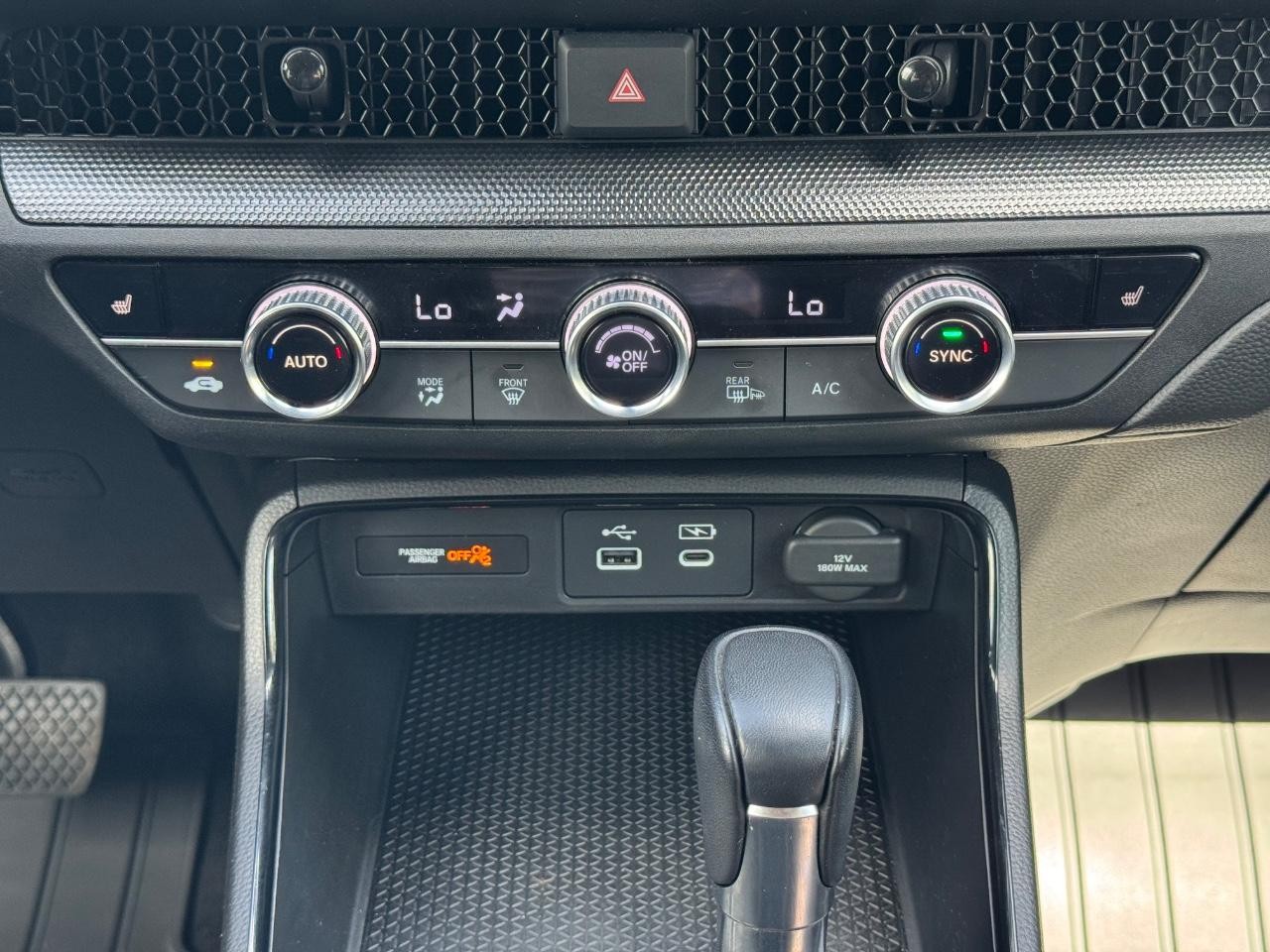 Honda CR-V Hybrid Vehicle Full-screen Gallery Image 14