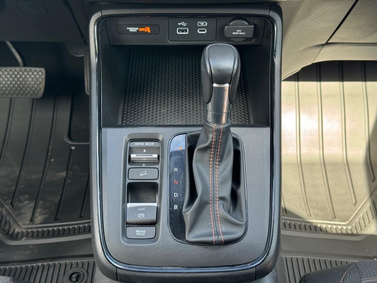 Honda CR-V Hybrid Vehicle Full-screen Gallery Image 15