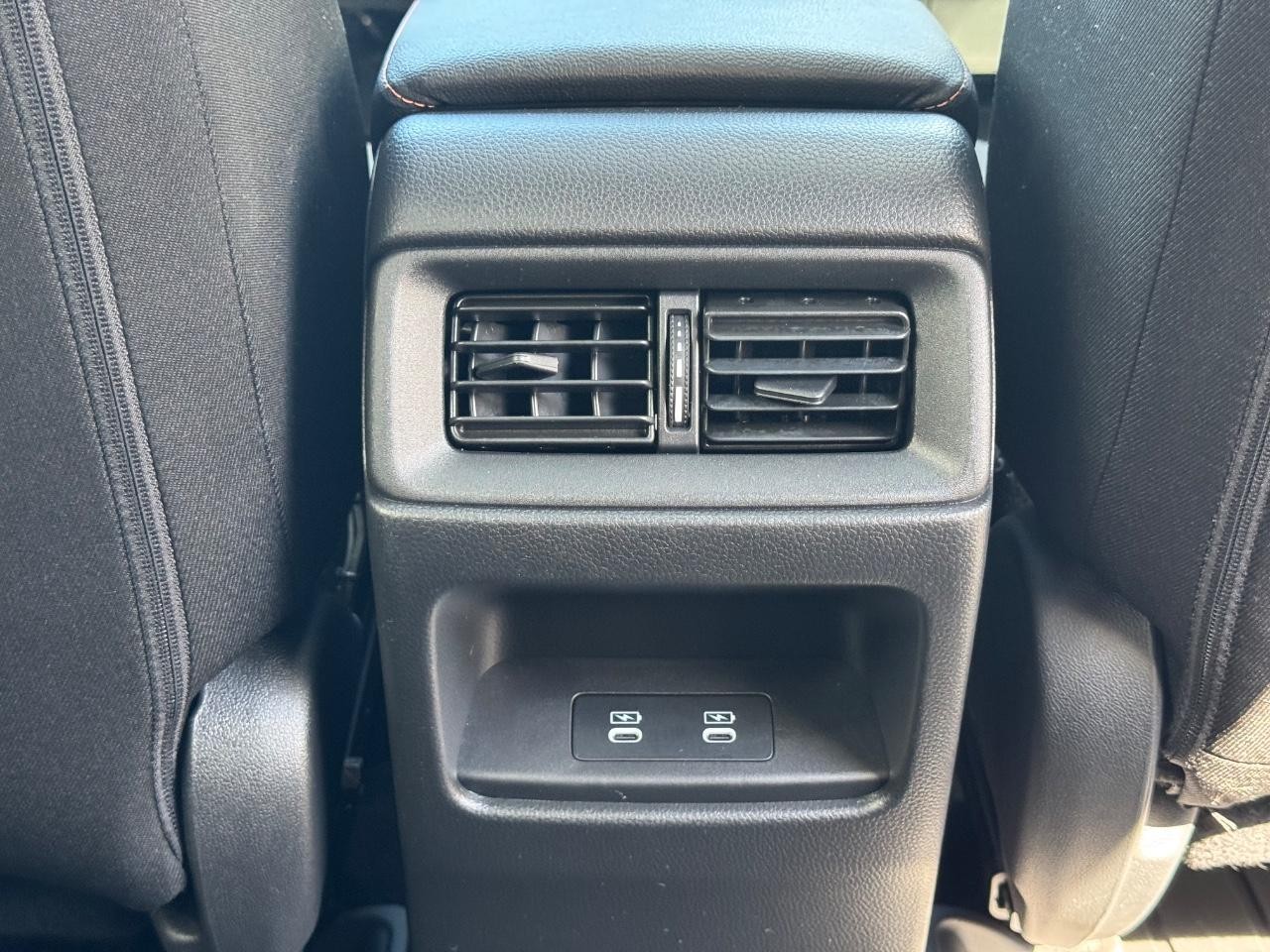 Honda CR-V Hybrid Vehicle Full-screen Gallery Image 16