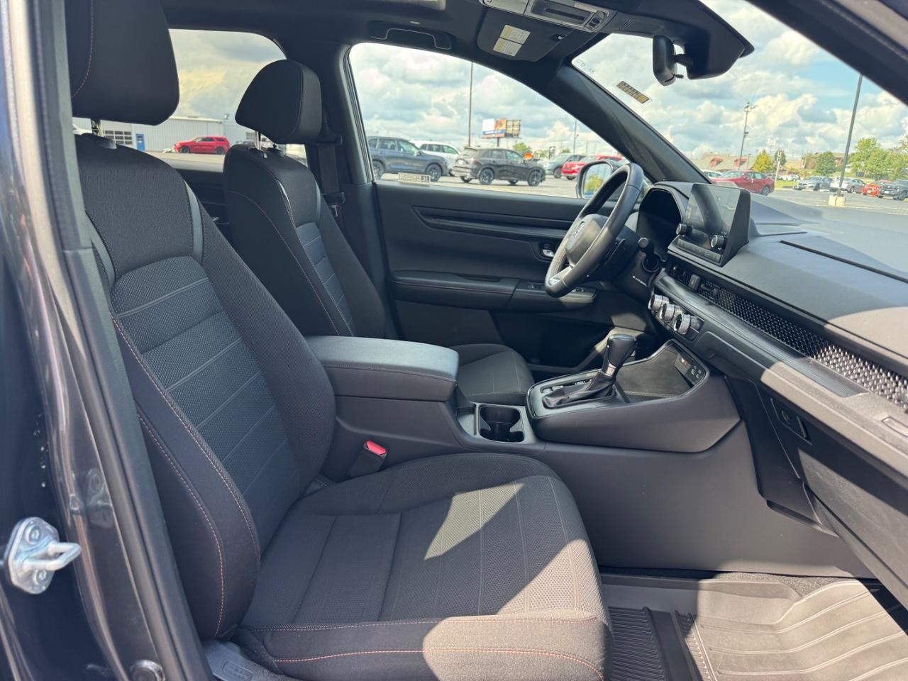 Honda CR-V Hybrid Vehicle Full-screen Gallery Image 17