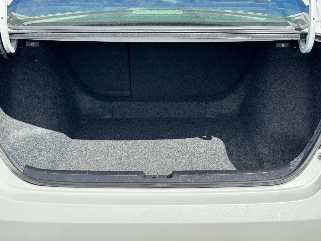 Honda Accord Sedan Vehicle Full-screen Gallery Image 04