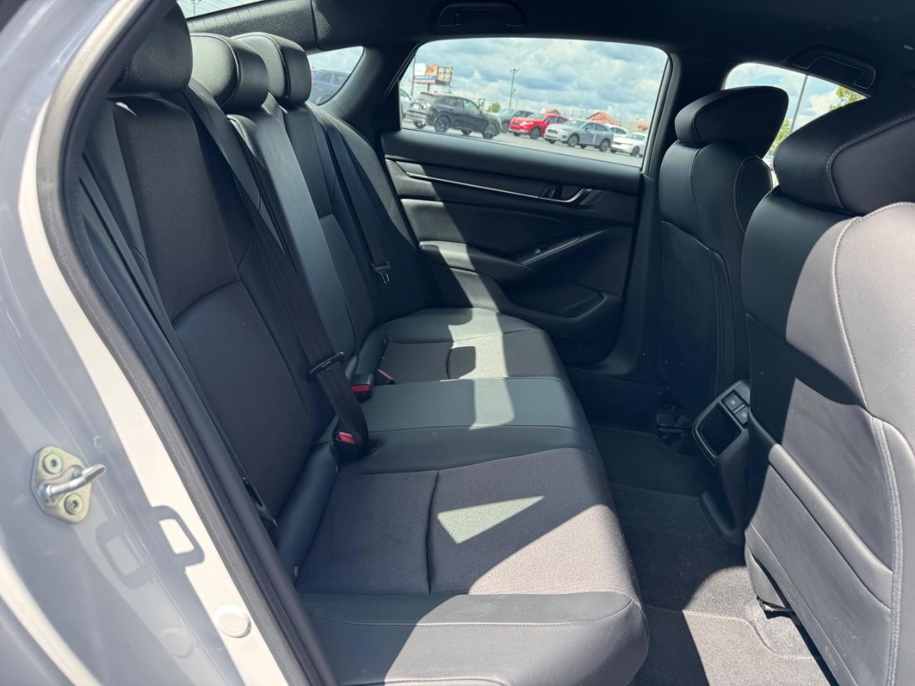 Honda Accord Sedan Vehicle Full-screen Gallery Image 10