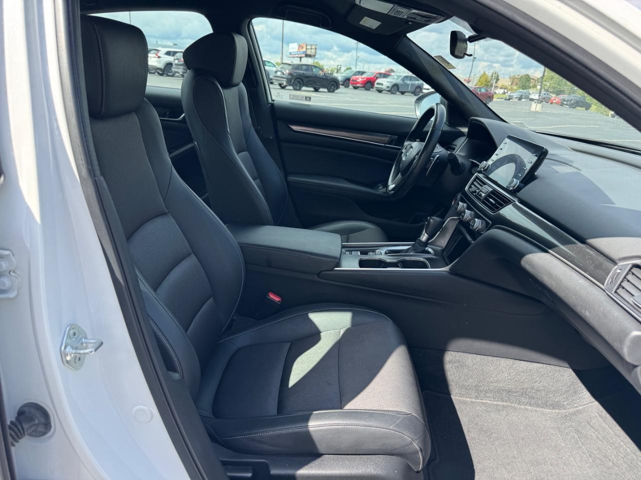 Honda Accord Sedan Vehicle Full-screen Gallery Image 16