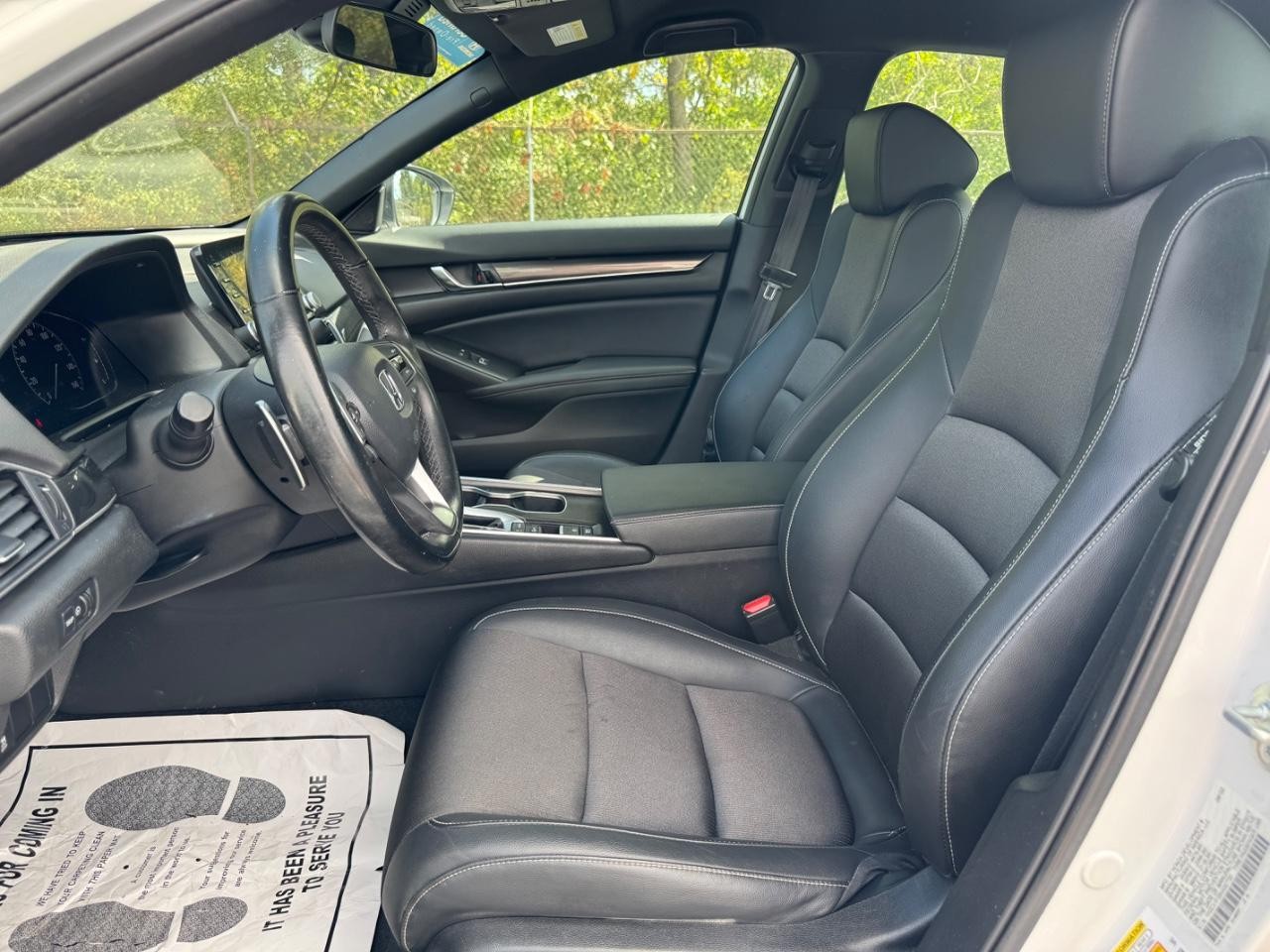 Honda Accord Sedan Vehicle Full-screen Gallery Image 17