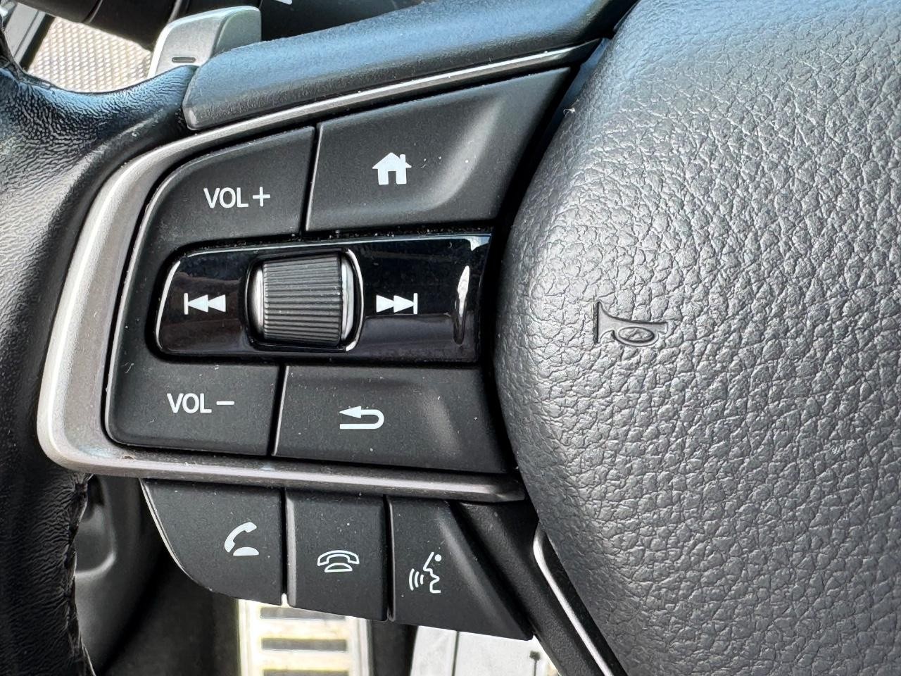 Honda Accord Sedan Vehicle Full-screen Gallery Image 19