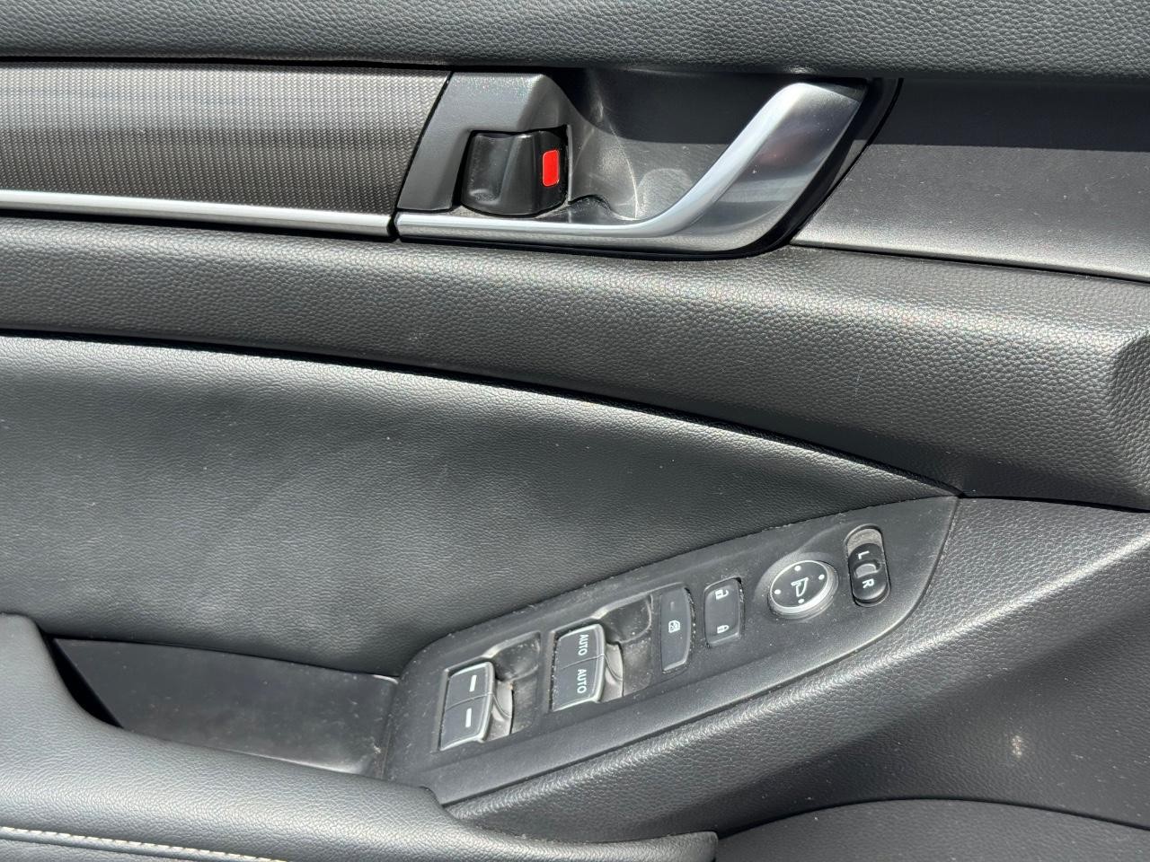 Honda Accord Sedan Vehicle Full-screen Gallery Image 23