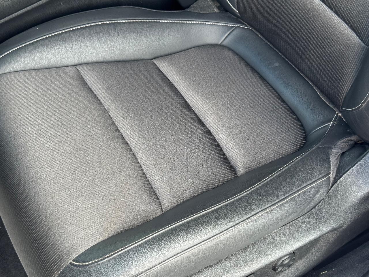 Honda Accord Sedan Vehicle Full-screen Gallery Image 24