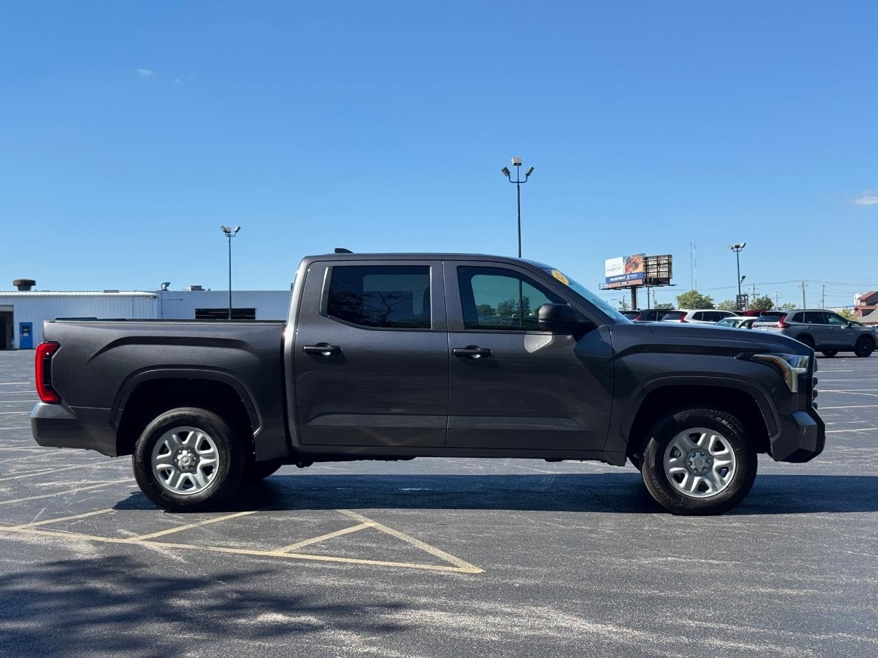 Toyota Tundra 4WD Vehicle Full-screen Gallery Image 02