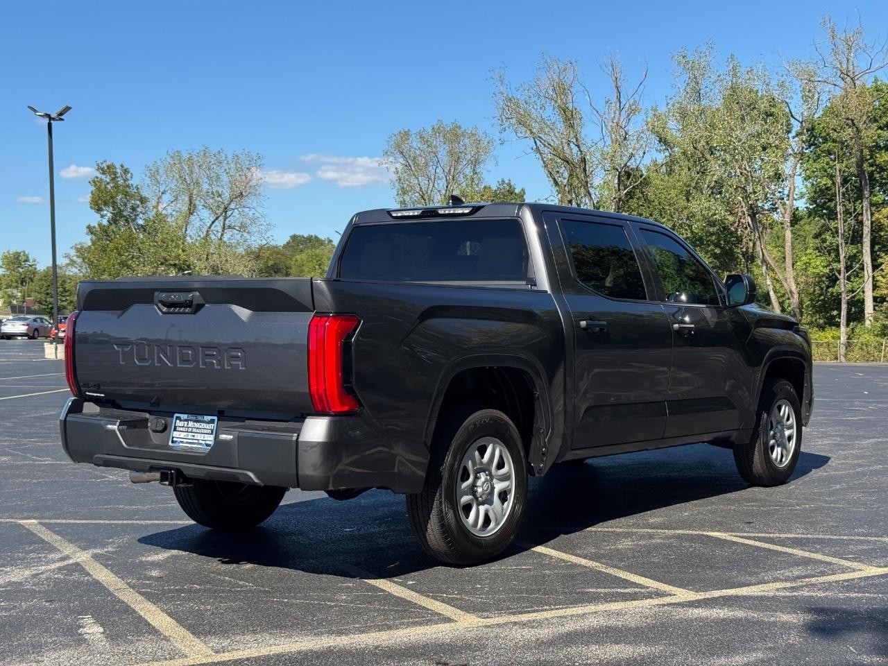 Toyota Tundra 4WD Vehicle Full-screen Gallery Image 03