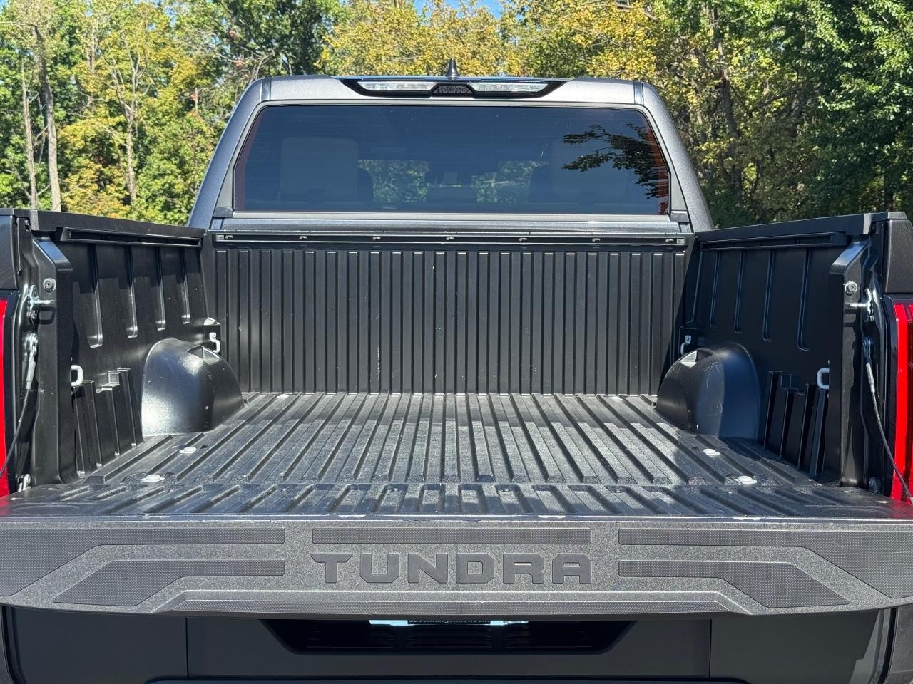 Toyota Tundra 4WD Vehicle Full-screen Gallery Image 04