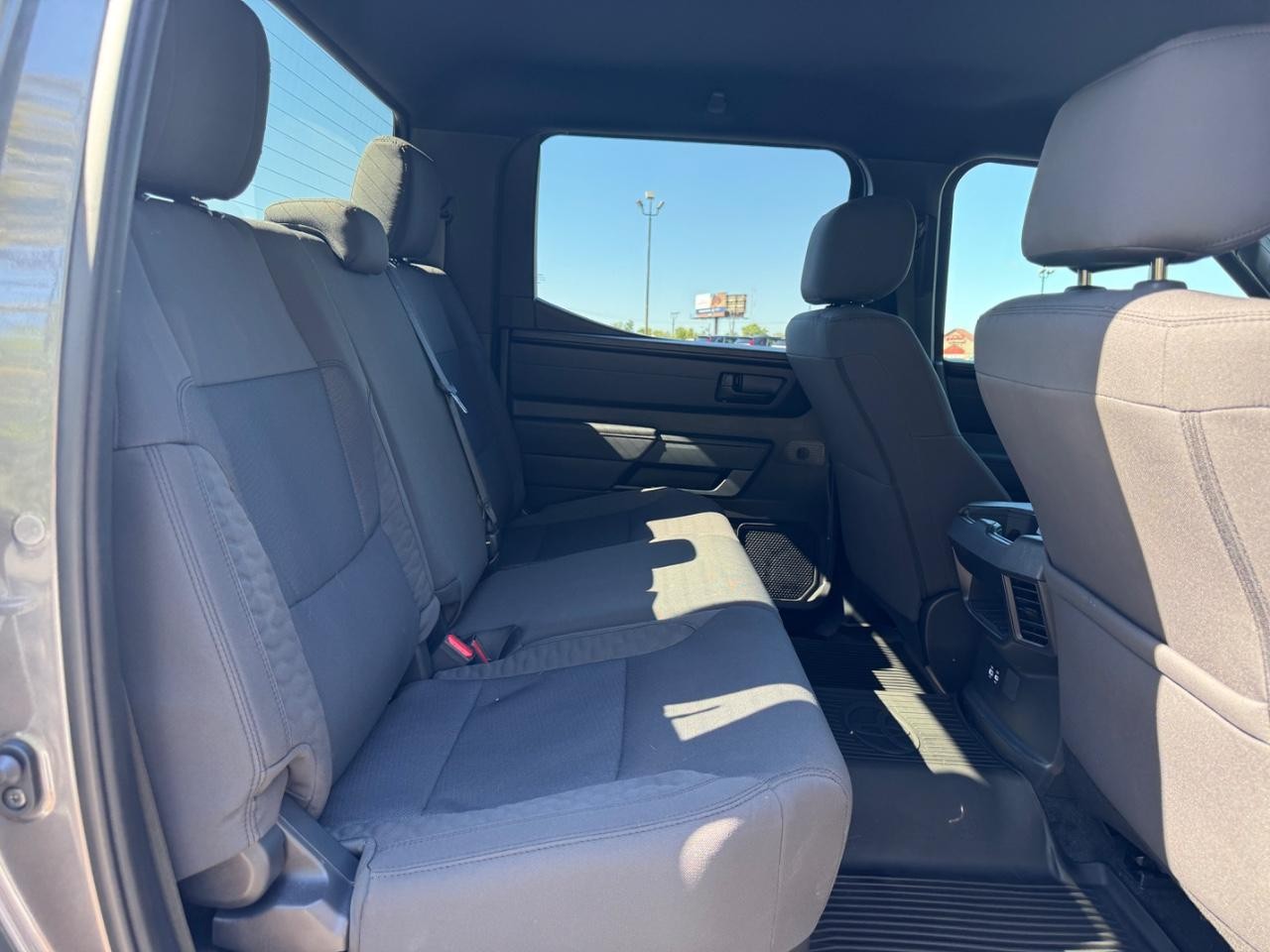 Toyota Tundra 4WD Vehicle Full-screen Gallery Image 10