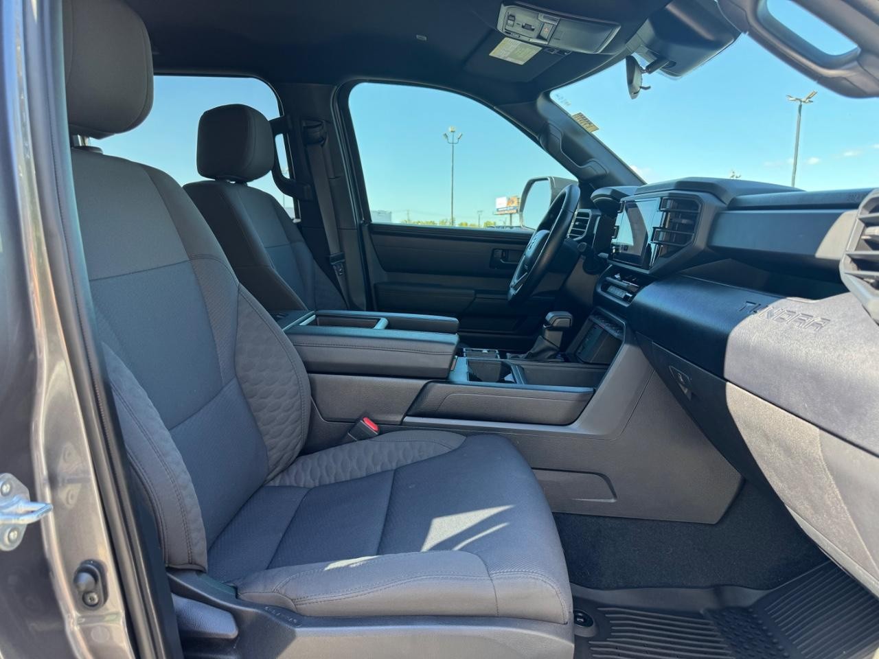 Toyota Tundra 4WD Vehicle Full-screen Gallery Image 16