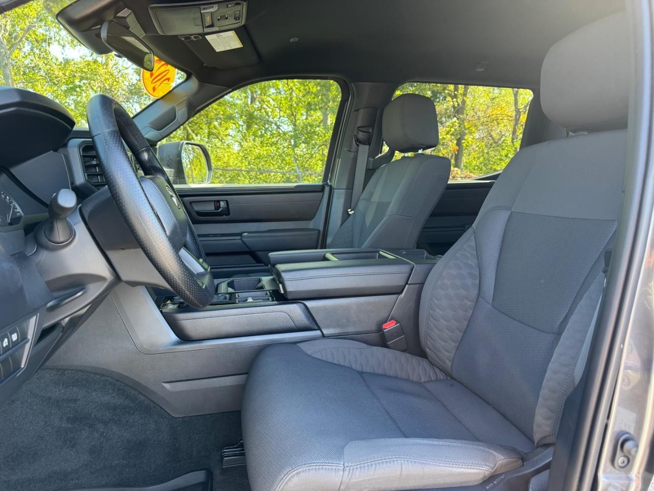 Toyota Tundra 4WD Vehicle Full-screen Gallery Image 17