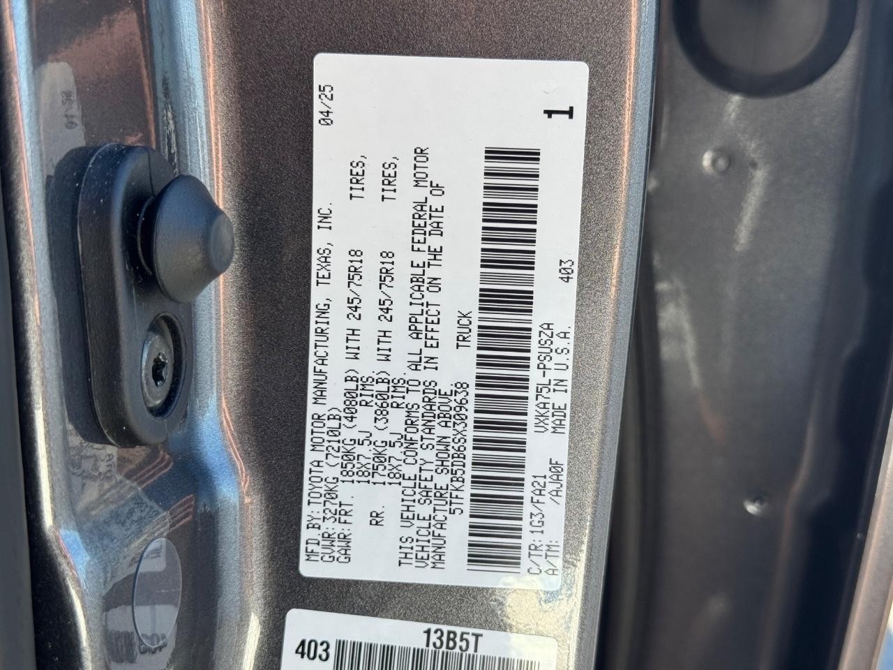 Toyota Tundra 4WD Vehicle Full-screen Gallery Image 25