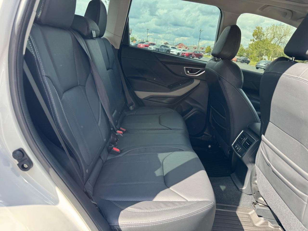 Subaru Forester Vehicle Full-screen Gallery Image 10