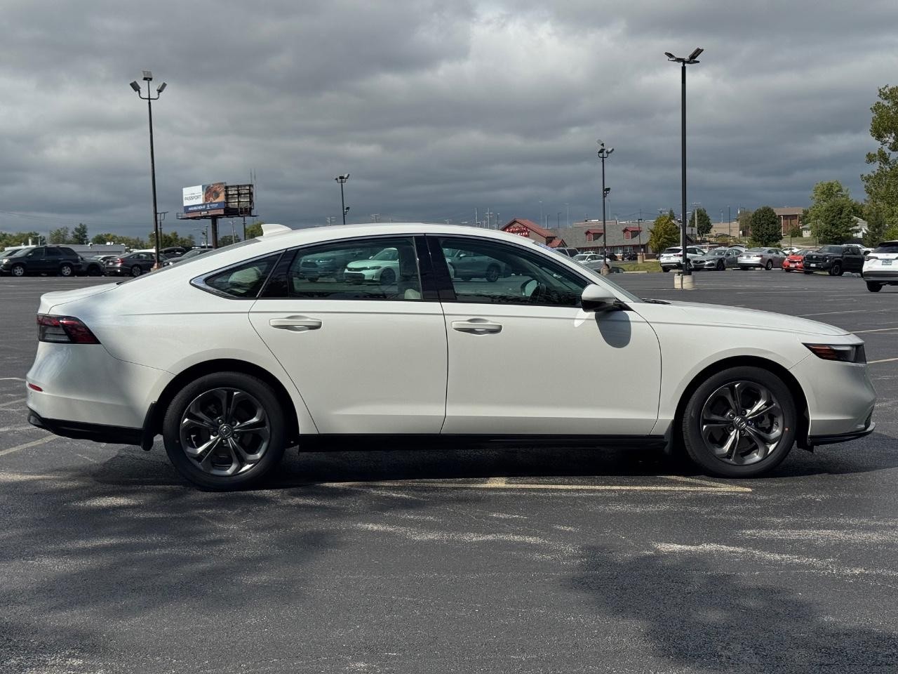 Honda Accord Hybrid Vehicle Full-screen Gallery Image 02