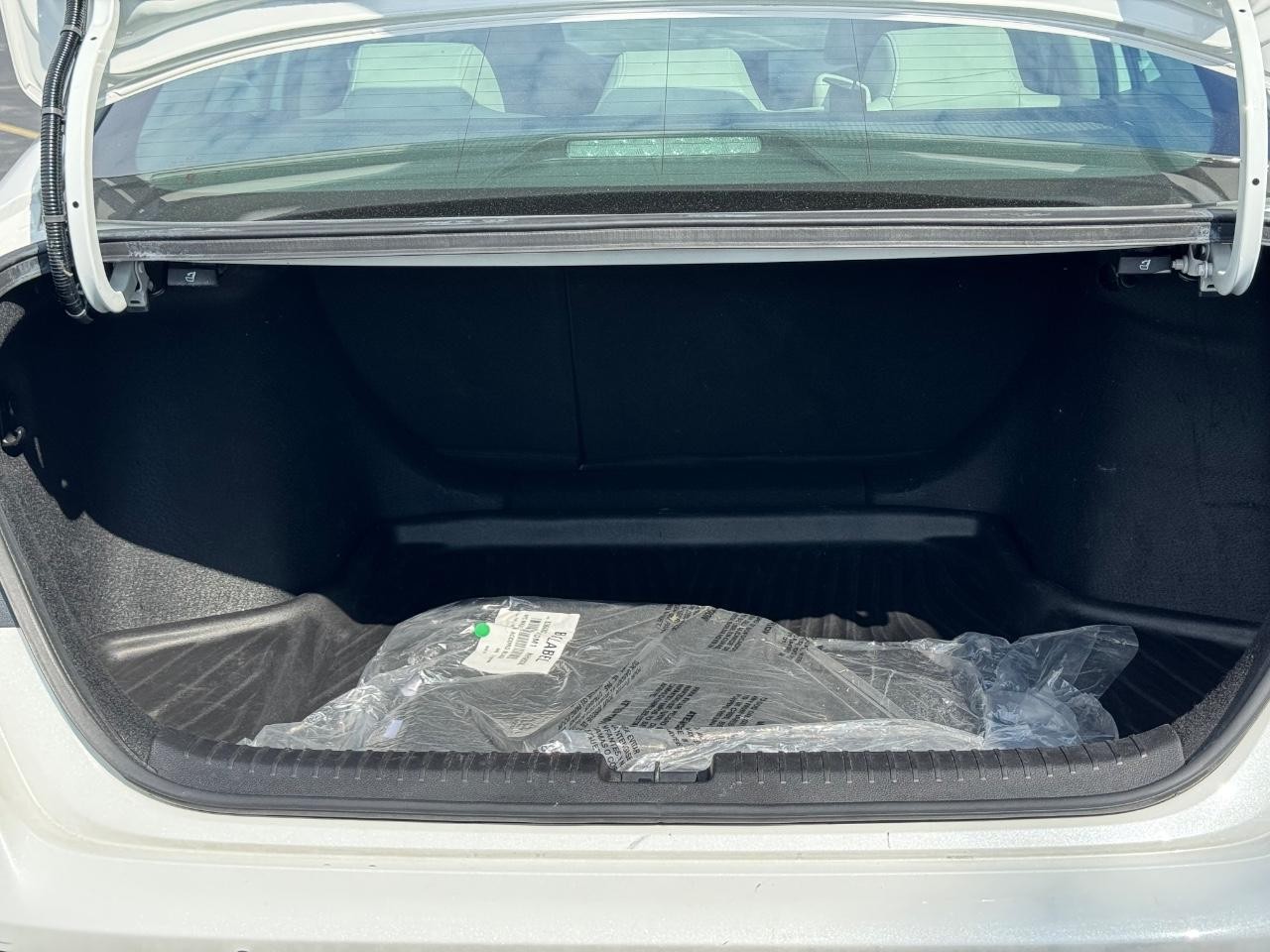 Honda Accord Hybrid Vehicle Full-screen Gallery Image 04