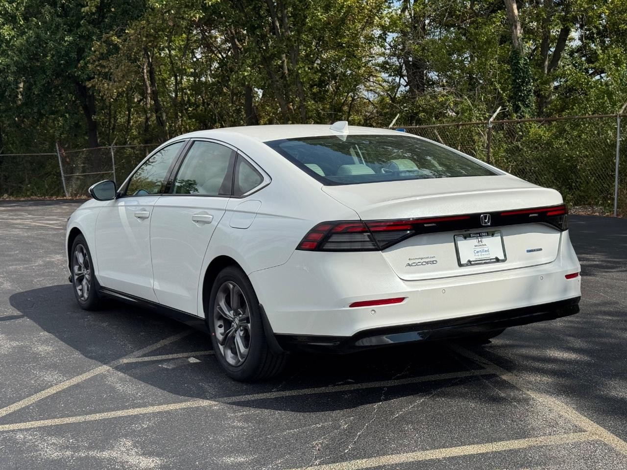 Honda Accord Hybrid Vehicle Full-screen Gallery Image 06