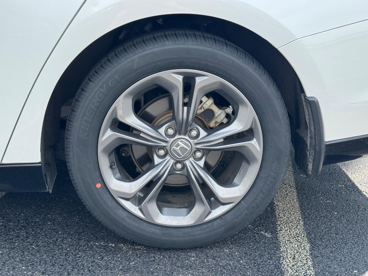 Honda Accord Hybrid Vehicle Full-screen Gallery Image 07