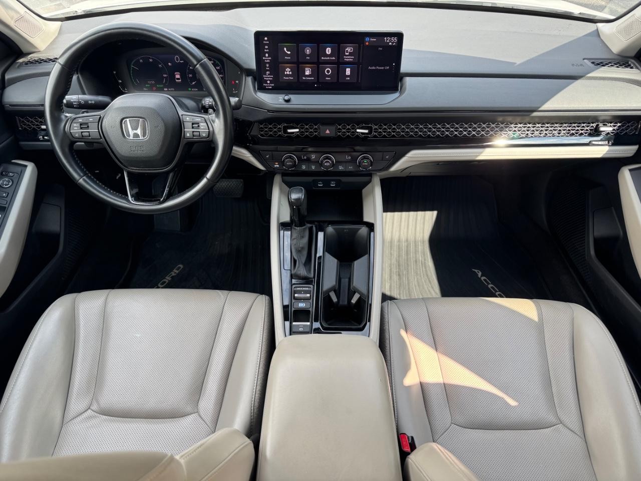Honda Accord Hybrid Vehicle Full-screen Gallery Image 11