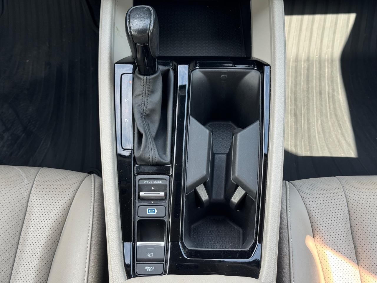 Honda Accord Hybrid Vehicle Full-screen Gallery Image 15