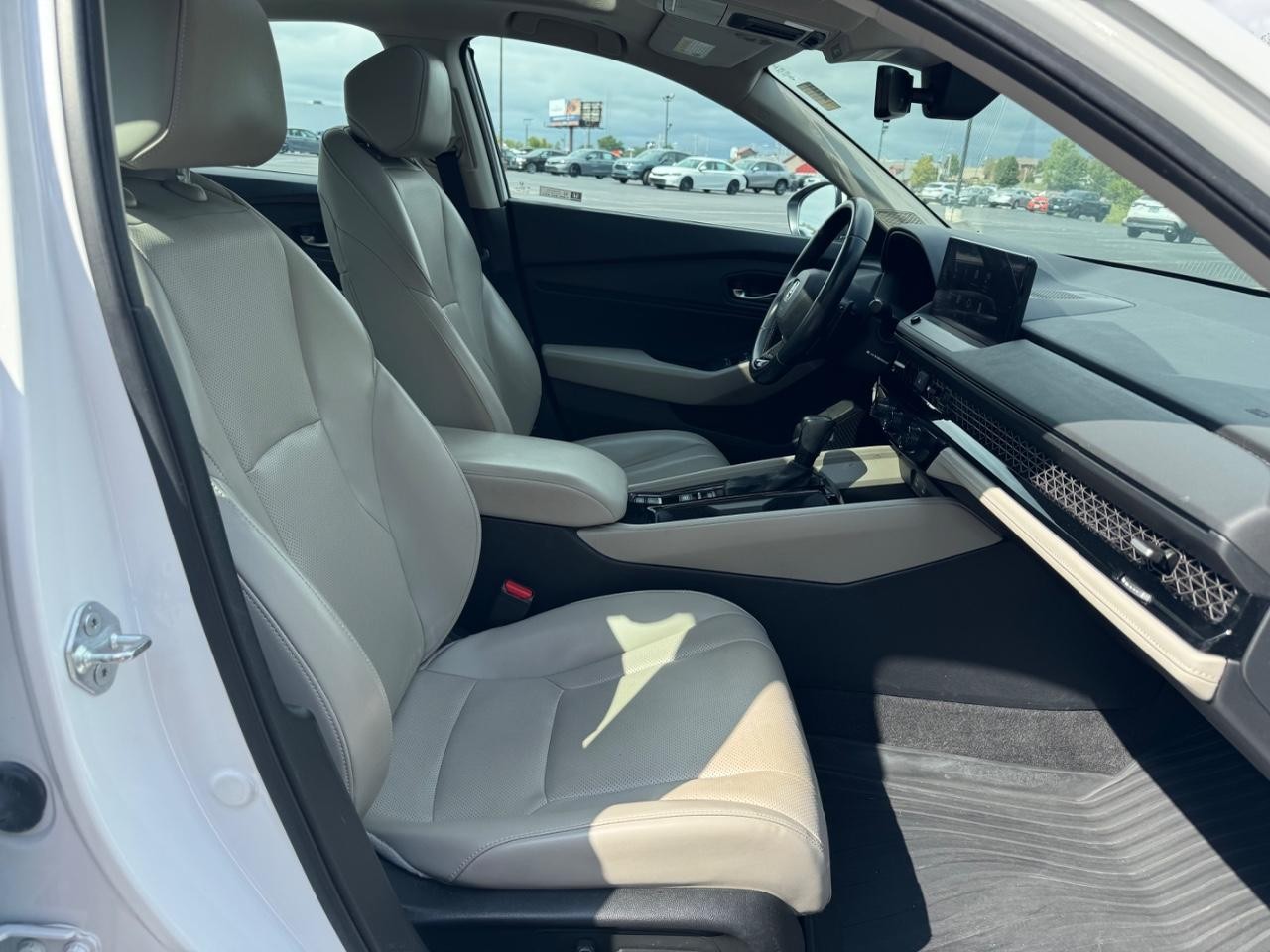 Honda Accord Hybrid Vehicle Full-screen Gallery Image 17