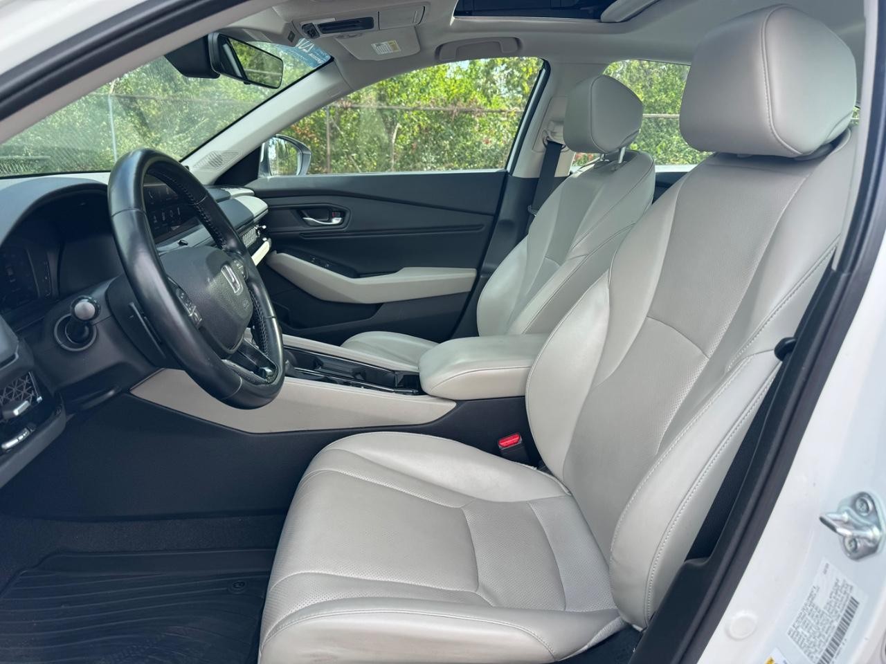 Honda Accord Hybrid Vehicle Full-screen Gallery Image 18