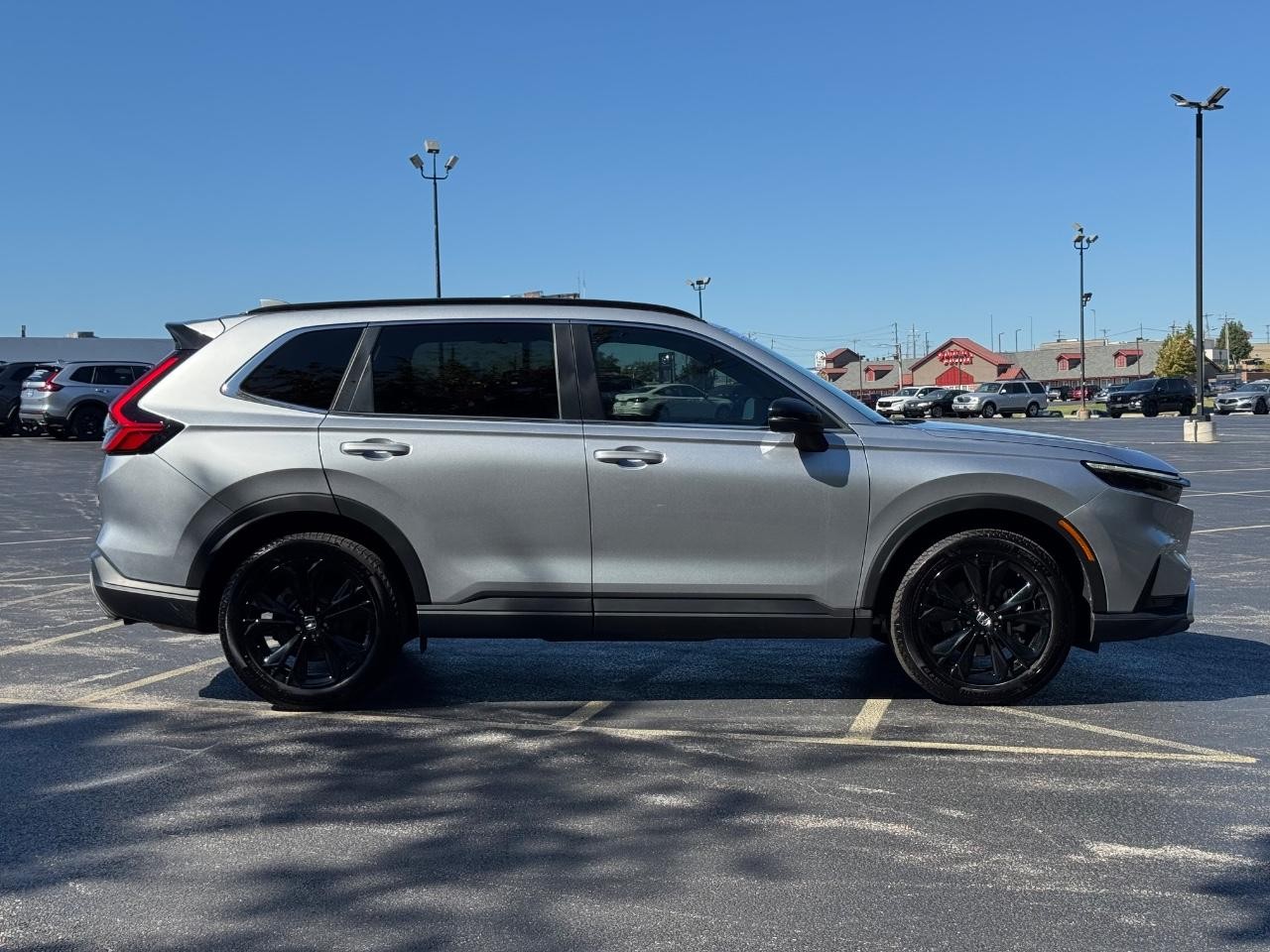 Honda CR-V Hybrid Vehicle Full-screen Gallery Image 02