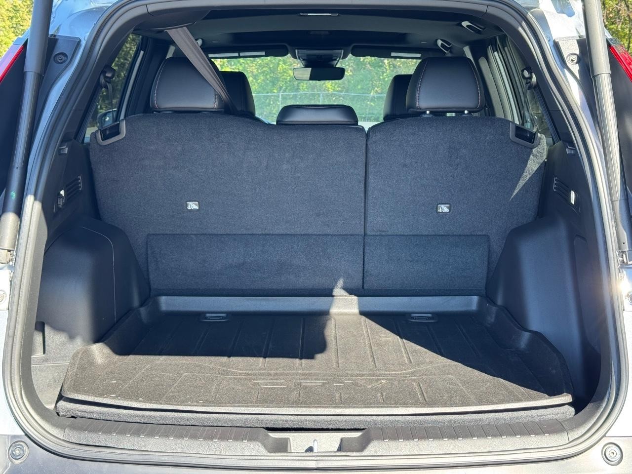 Honda CR-V Hybrid Vehicle Full-screen Gallery Image 04