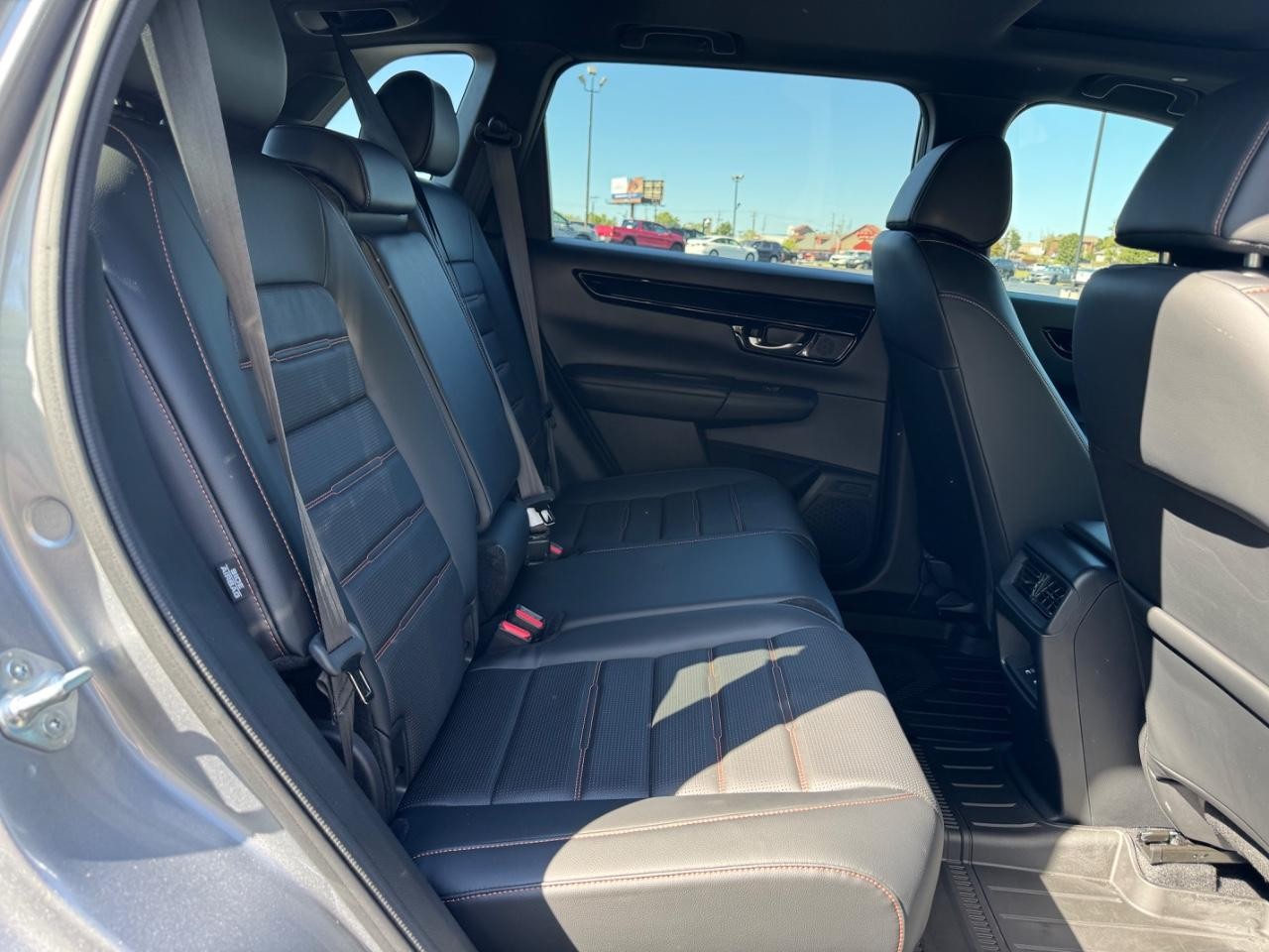 Honda CR-V Hybrid Vehicle Full-screen Gallery Image 10