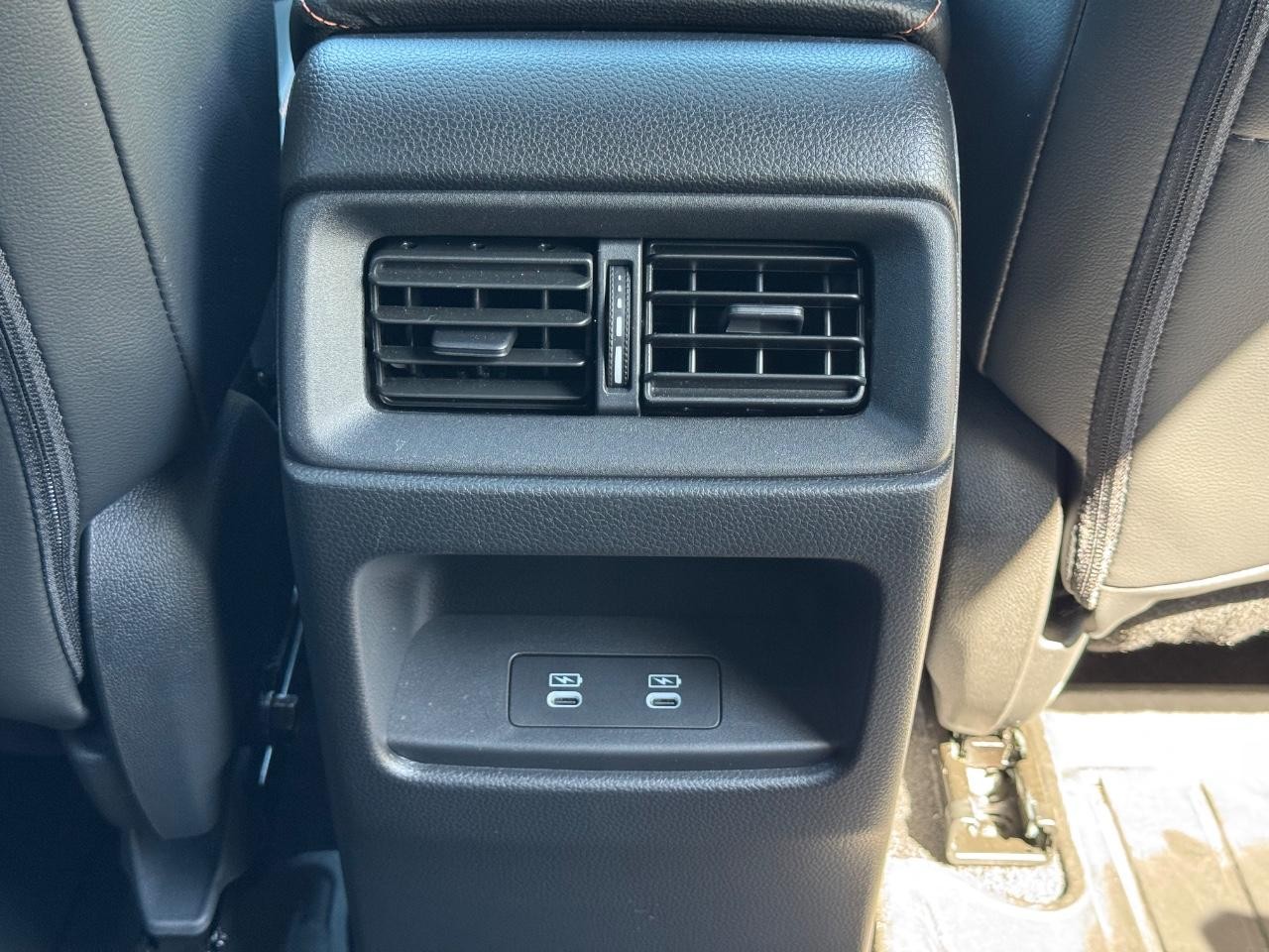 Honda CR-V Hybrid Vehicle Full-screen Gallery Image 16