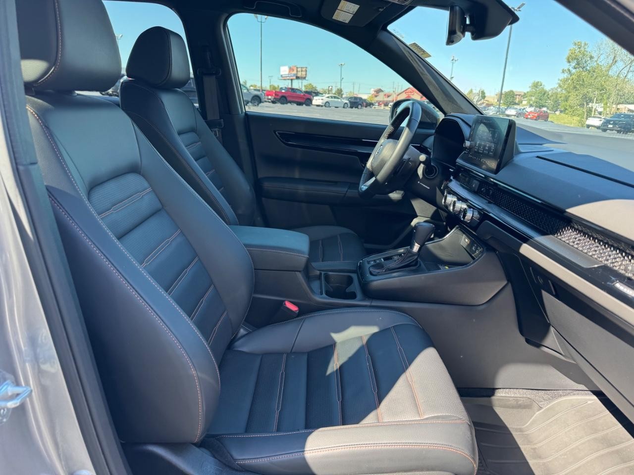 Honda CR-V Hybrid Vehicle Full-screen Gallery Image 17