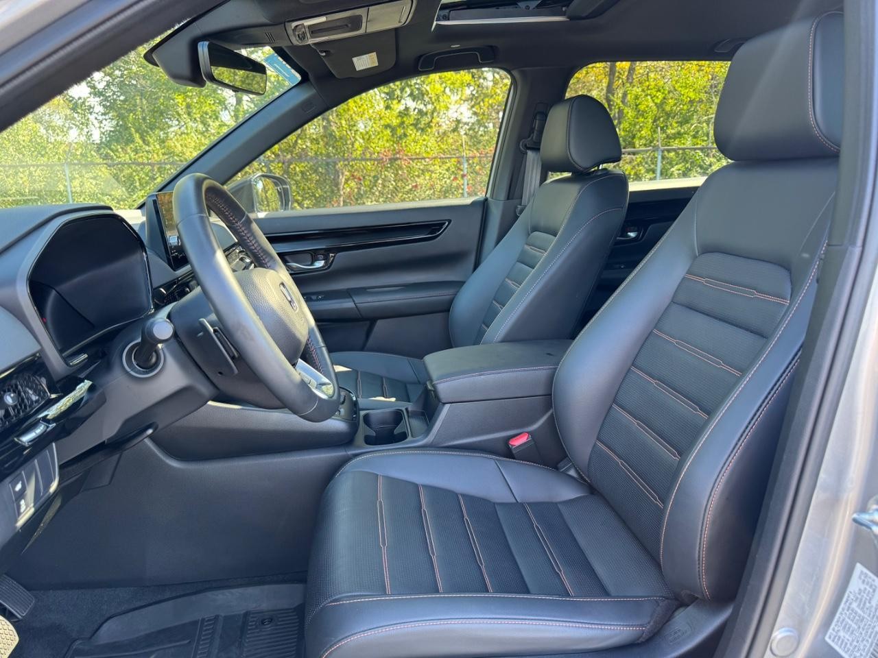 Honda CR-V Hybrid Vehicle Full-screen Gallery Image 18