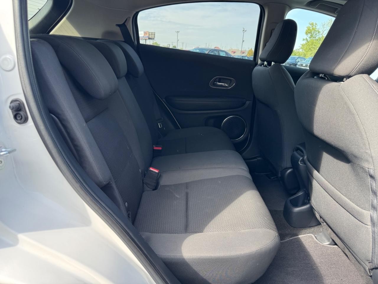 Honda HR-V Vehicle Full-screen Gallery Image 36