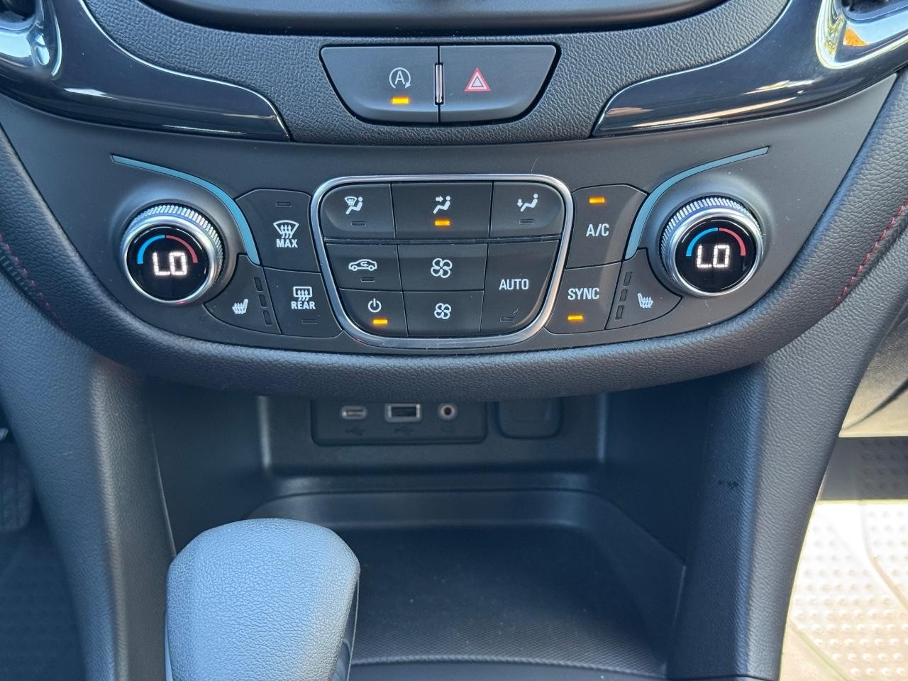 Chevrolet Equinox Vehicle Full-screen Gallery Image 14