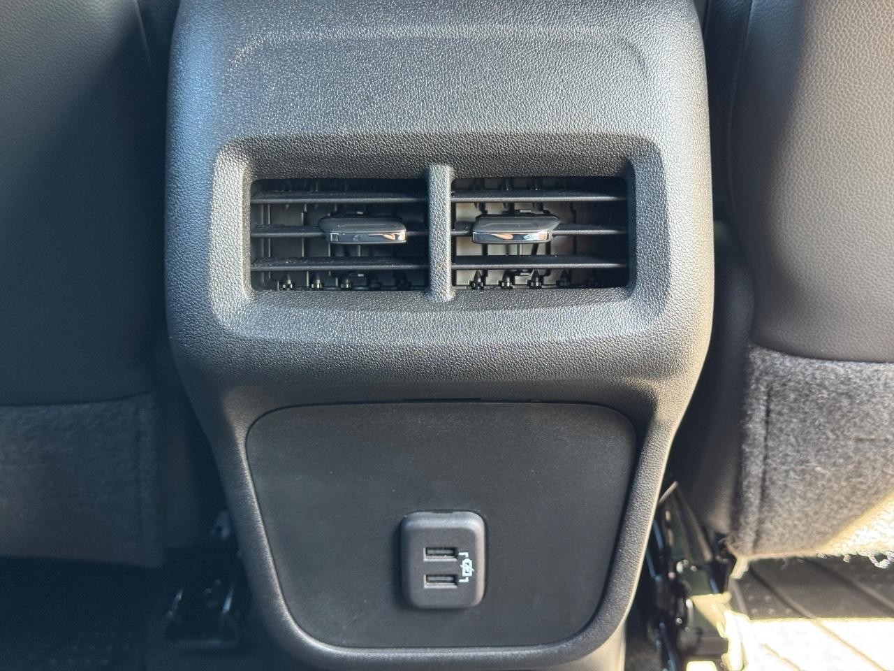 Chevrolet Equinox Vehicle Full-screen Gallery Image 16