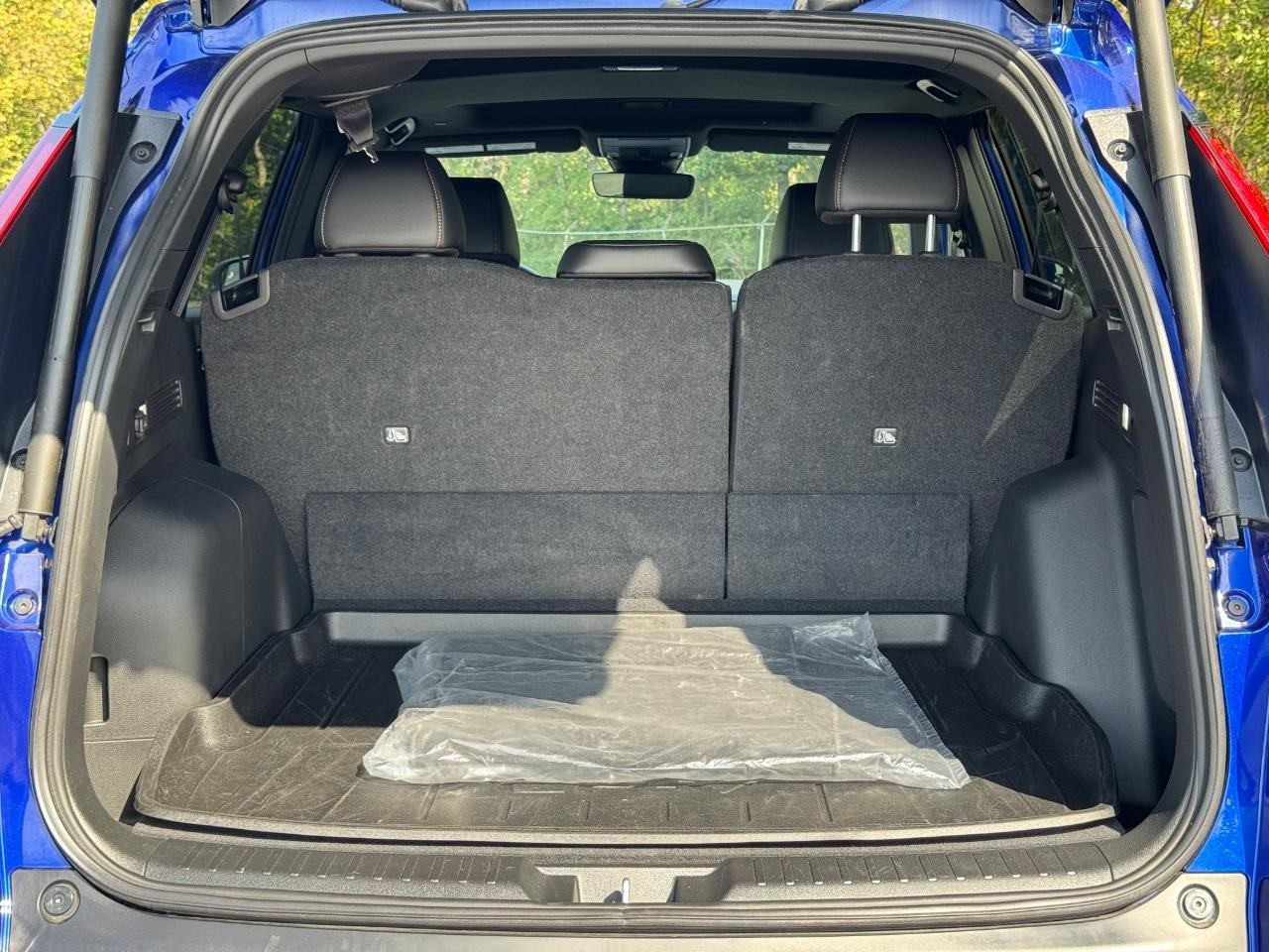 Honda CR-V Hybrid Vehicle Full-screen Gallery Image 04