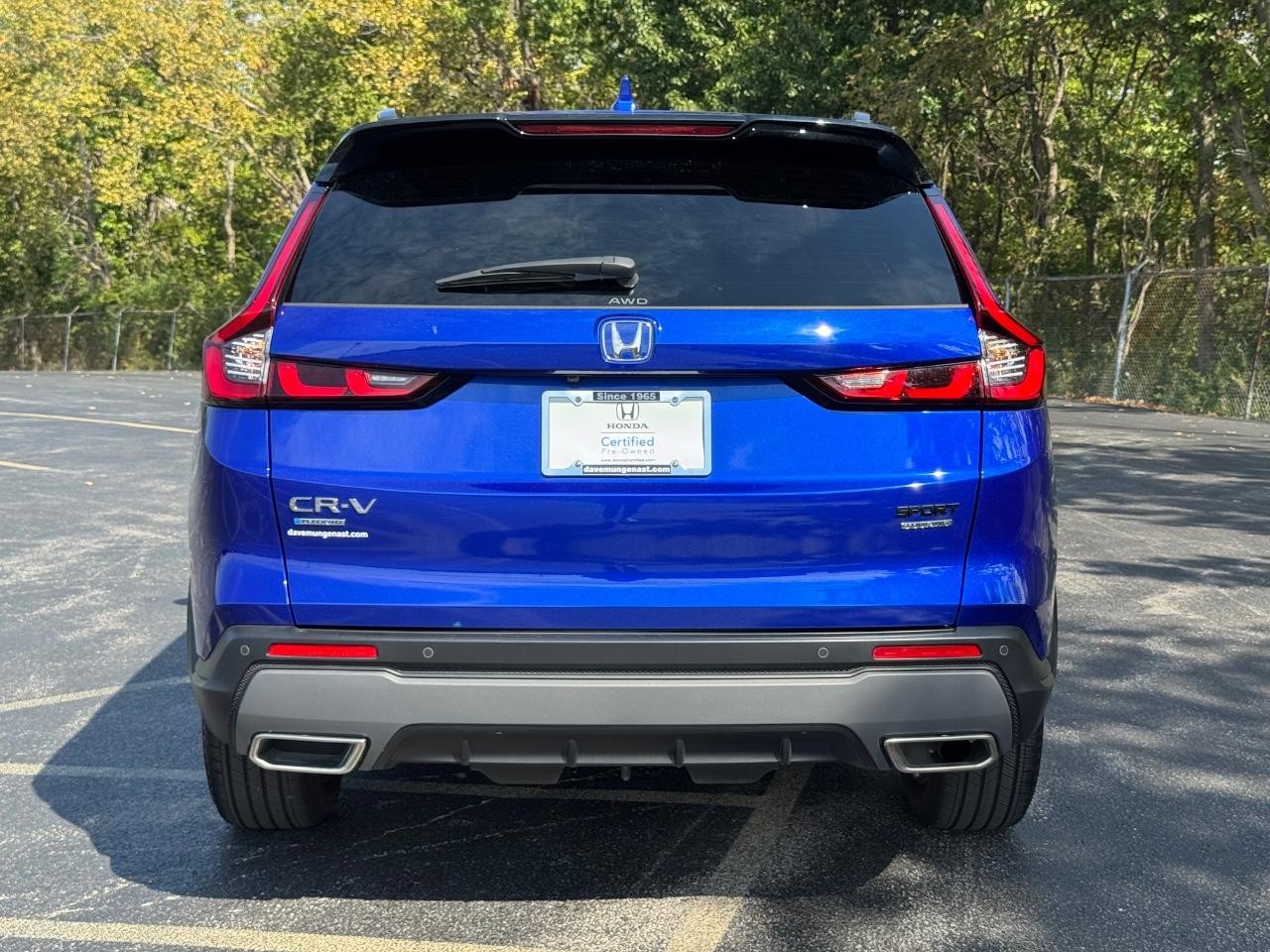 Honda CR-V Hybrid Vehicle Full-screen Gallery Image 05