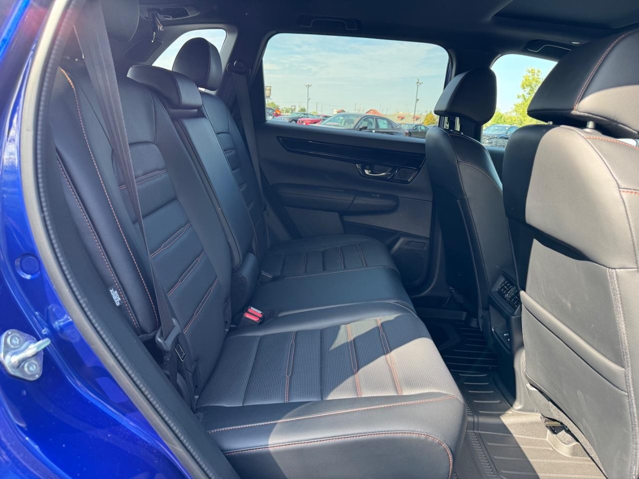 Honda CR-V Hybrid Vehicle Full-screen Gallery Image 10