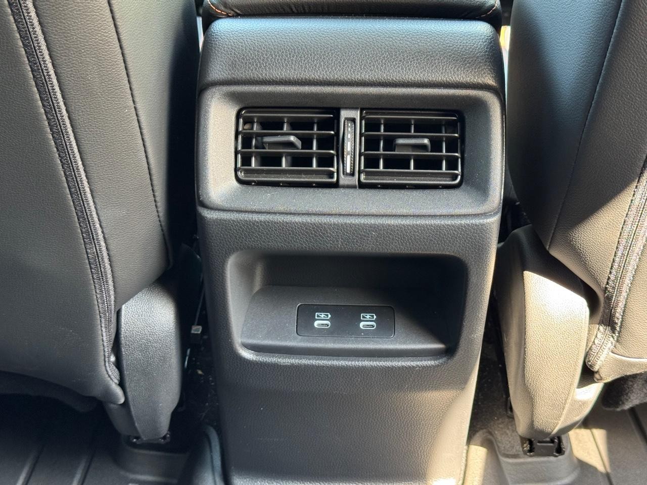 Honda CR-V Hybrid Vehicle Full-screen Gallery Image 16