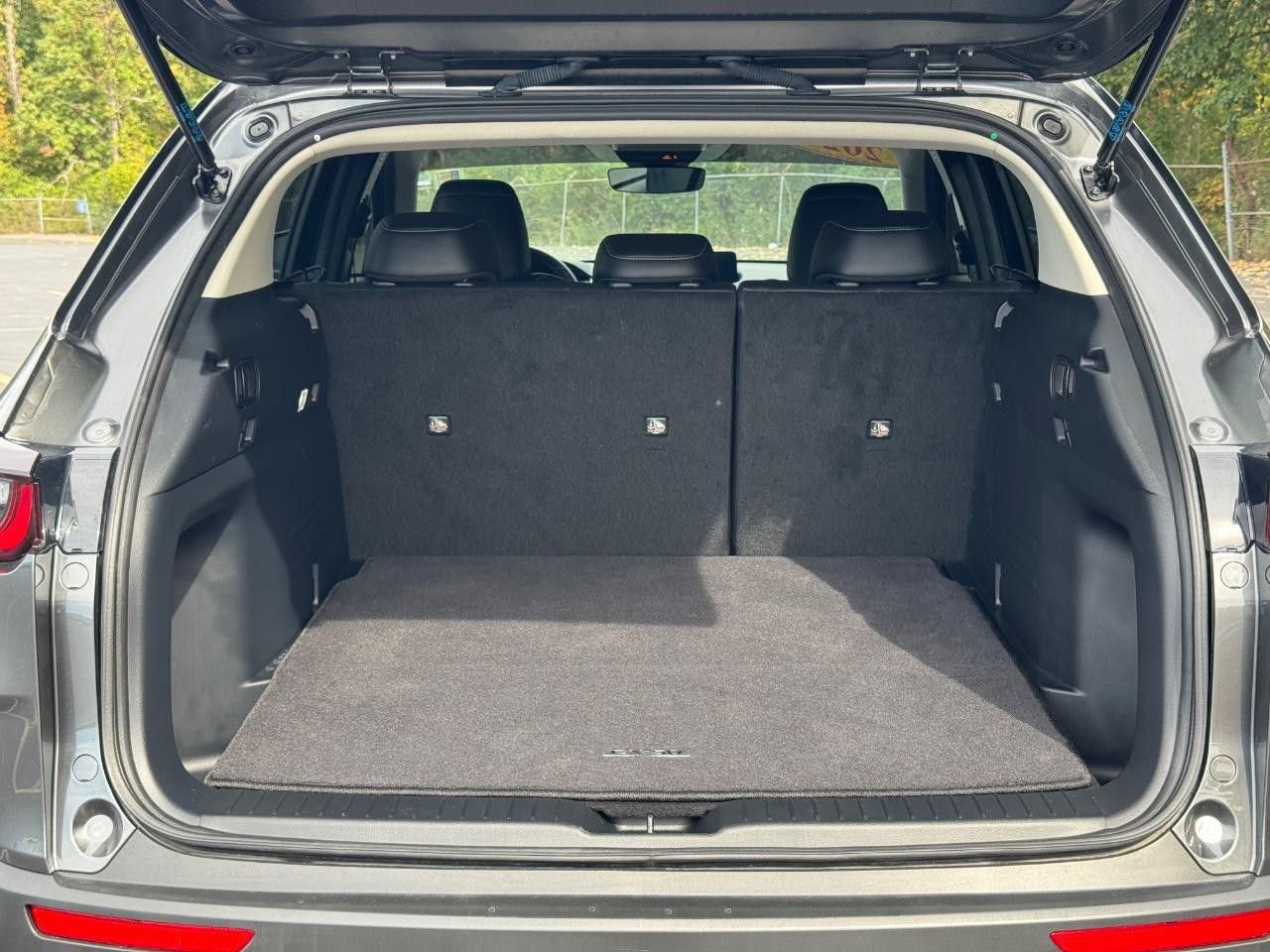 Mazda CX-50 Vehicle Full-screen Gallery Image 04