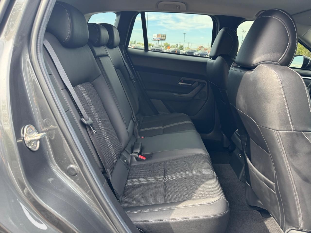 Mazda CX-50 Vehicle Full-screen Gallery Image 10