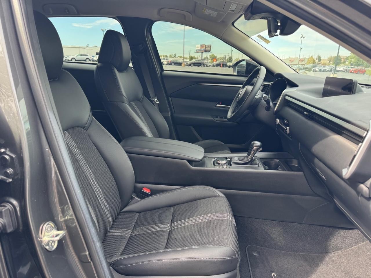 Mazda CX-50 Vehicle Full-screen Gallery Image 17