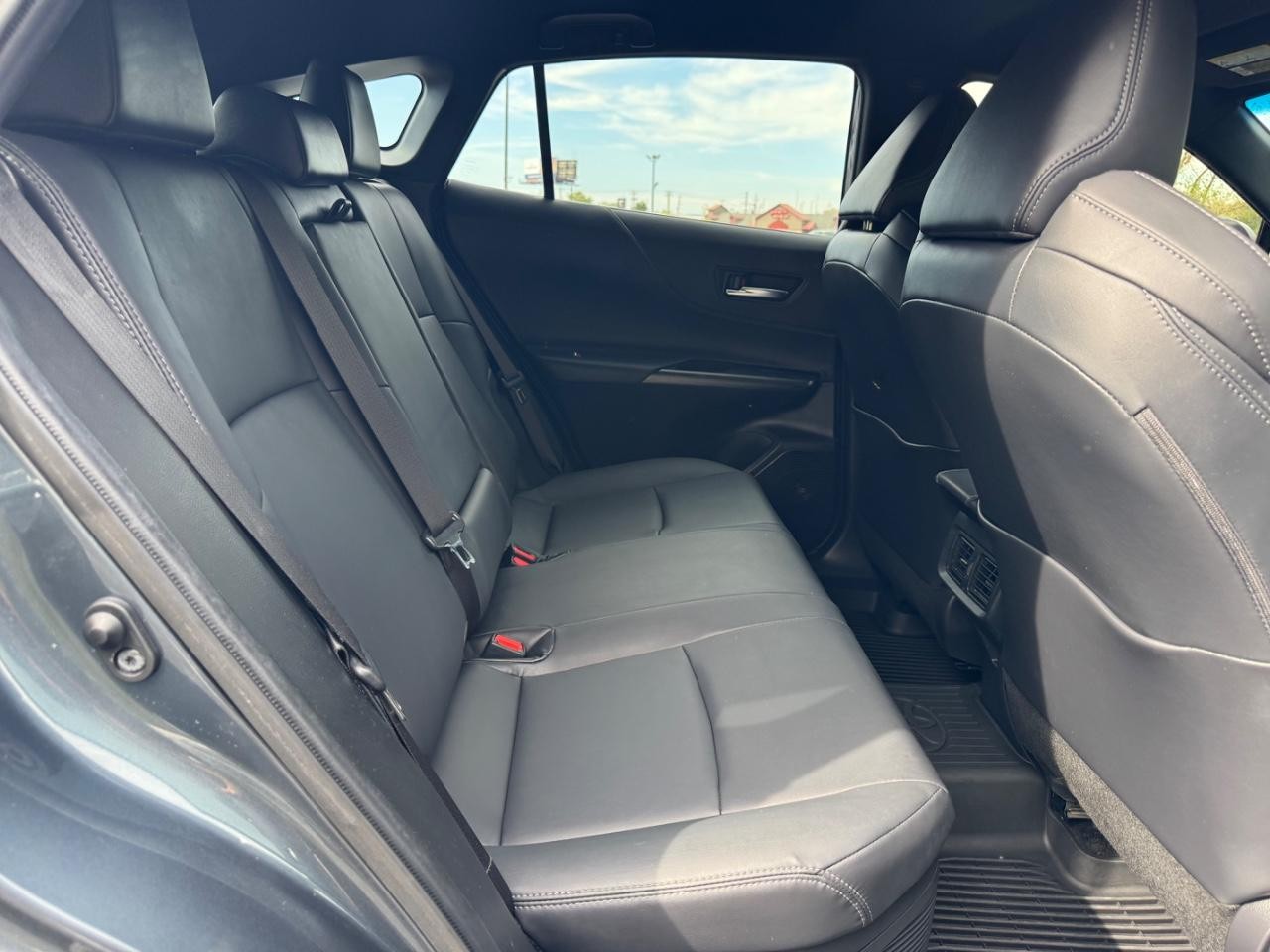 Toyota Venza Vehicle Full-screen Gallery Image 10