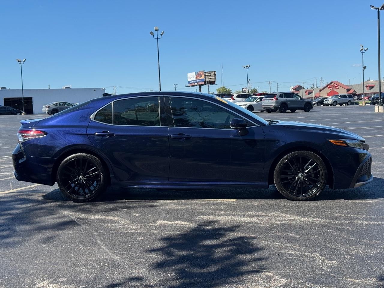 Toyota Camry Vehicle Full-screen Gallery Image 02