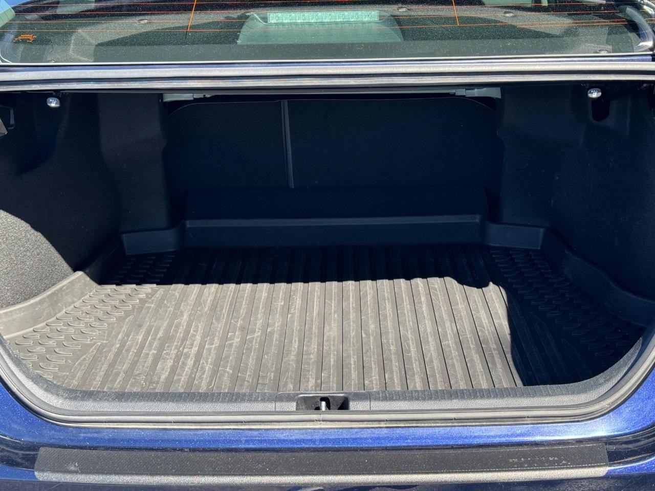 Toyota Camry Vehicle Full-screen Gallery Image 04